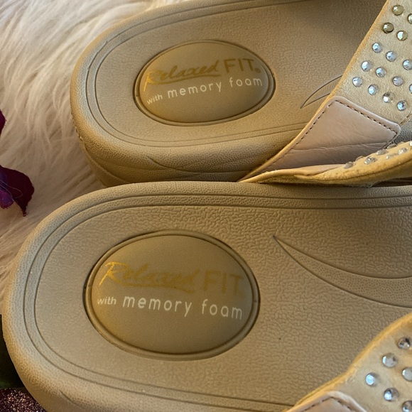 SKECHERS relaxed fit with memory foam - Picture 4 of 11